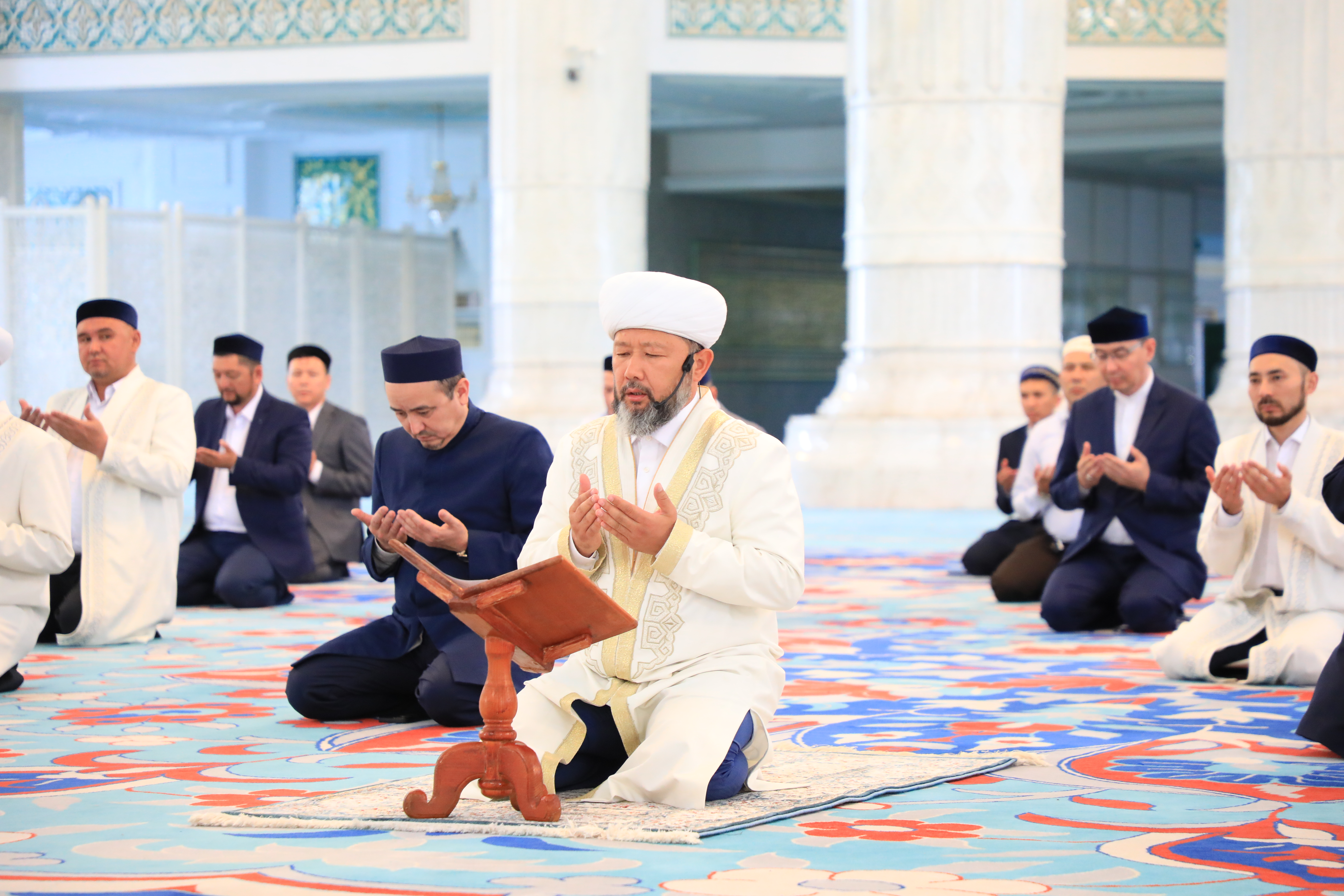 Мусульмане. Коран хатым. Фотосессия у мечети. Құран хатым