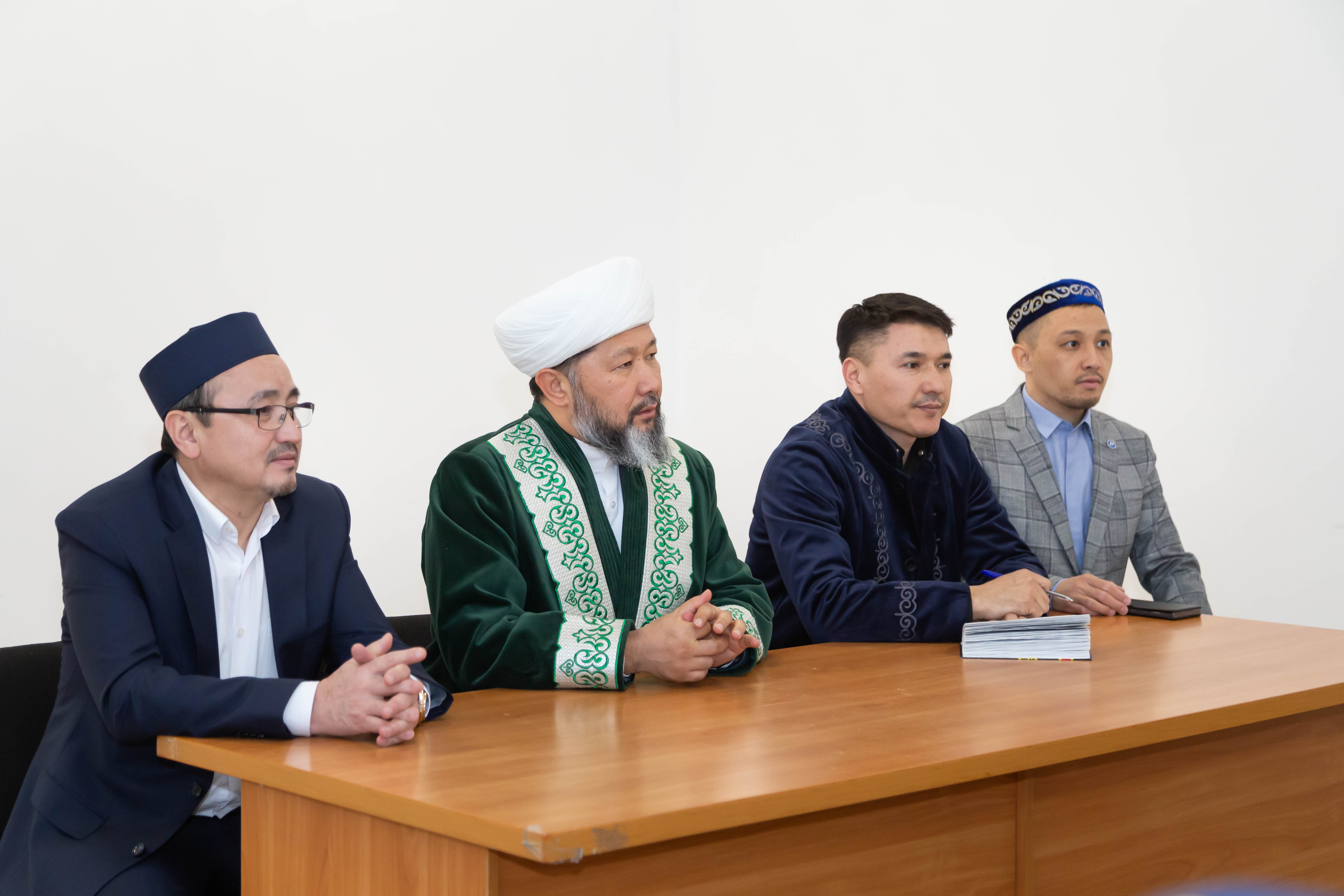 ВЕРХОВНЫЙ МУФТИЙ ПОСЕТИЛ ИНСТИТУТ СЫГАНАКИ (ФОТО)