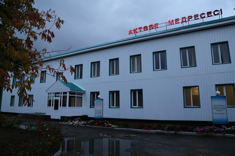 Медресе хусаиния. Казахстан актюбинская обл село яйсан. Эмблема сарыагаш медресе. Медресе махачкала на мурсалова. Медресе колледж.