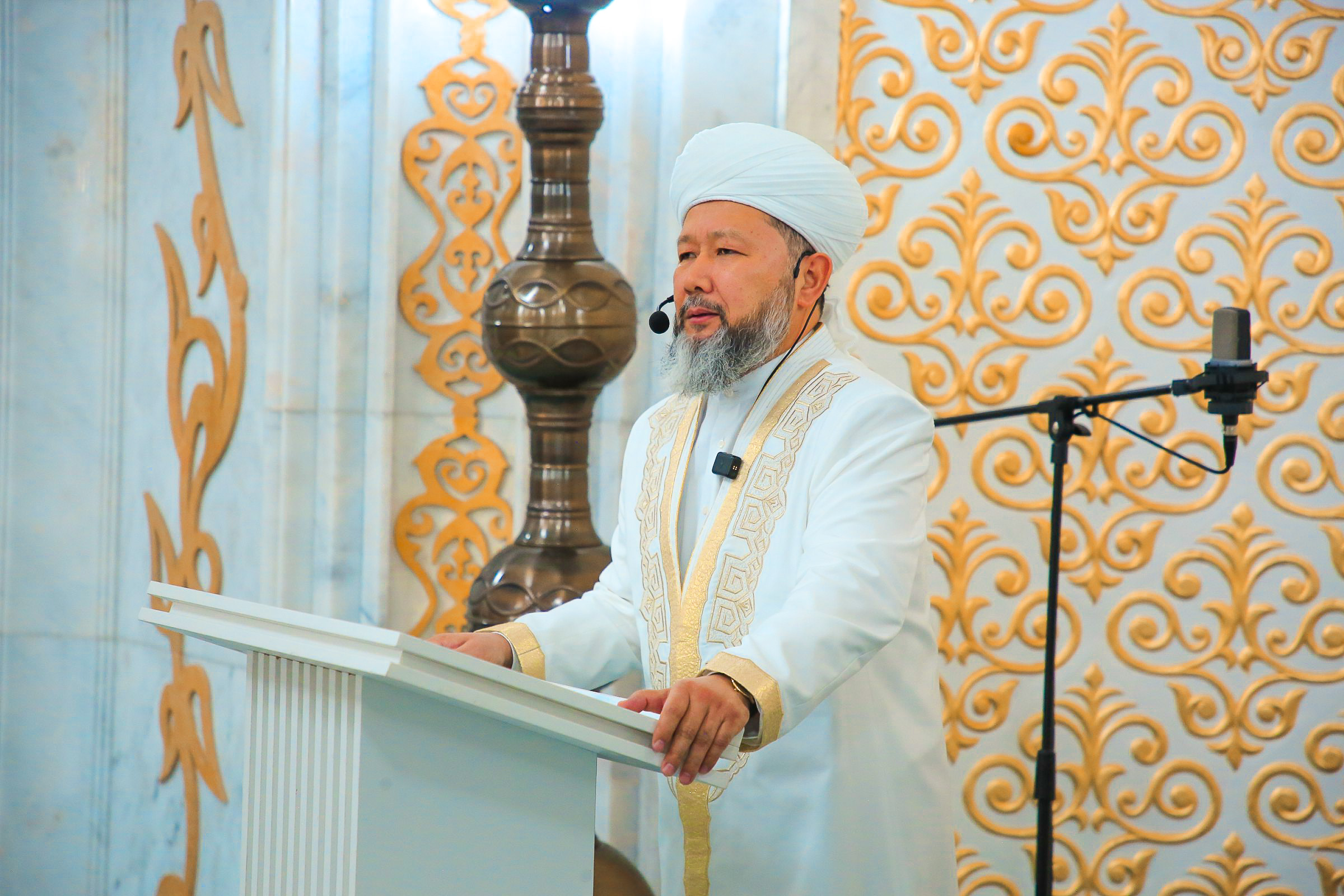ВЕРХОВНЫЙ МУФТИЙ ПРИНЯЛ УЧАСТИЕ В ТАРАВИХ-НАМАЗЕ В МЕЧЕТИ «ХАЗРЕТ СУЛТАН» (ФОТО)
