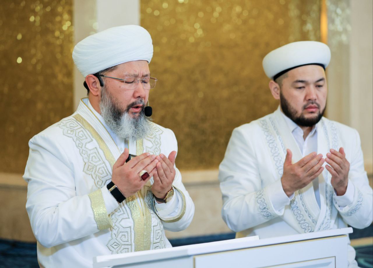 НАУРЫЗБАЙ КАЖЫ ТАГАНУЛЫ СОВЕРШИЛ МОЛИТВУ ХАТЫМ КОРАНА В РЕСПУБЛИКАНСКОЙ ГЛАВНОЙ МЕЧЕТИ