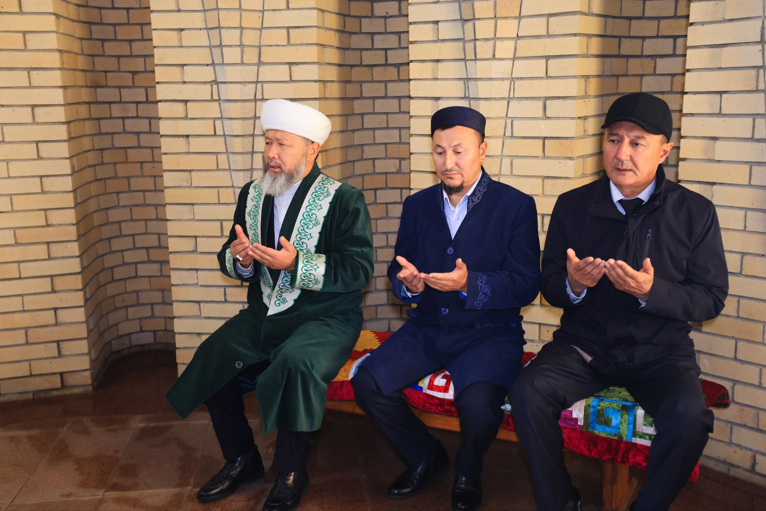 ҚМДБ ТӨРАҒАСЫ КЕЙКІ БАТЫР МЕН МІРЖАҚЫП ДУЛАТҰЛЫНЫҢ КЕСЕНЕЛЕРІНЕ ЗИЯРАТ ЕТТІ