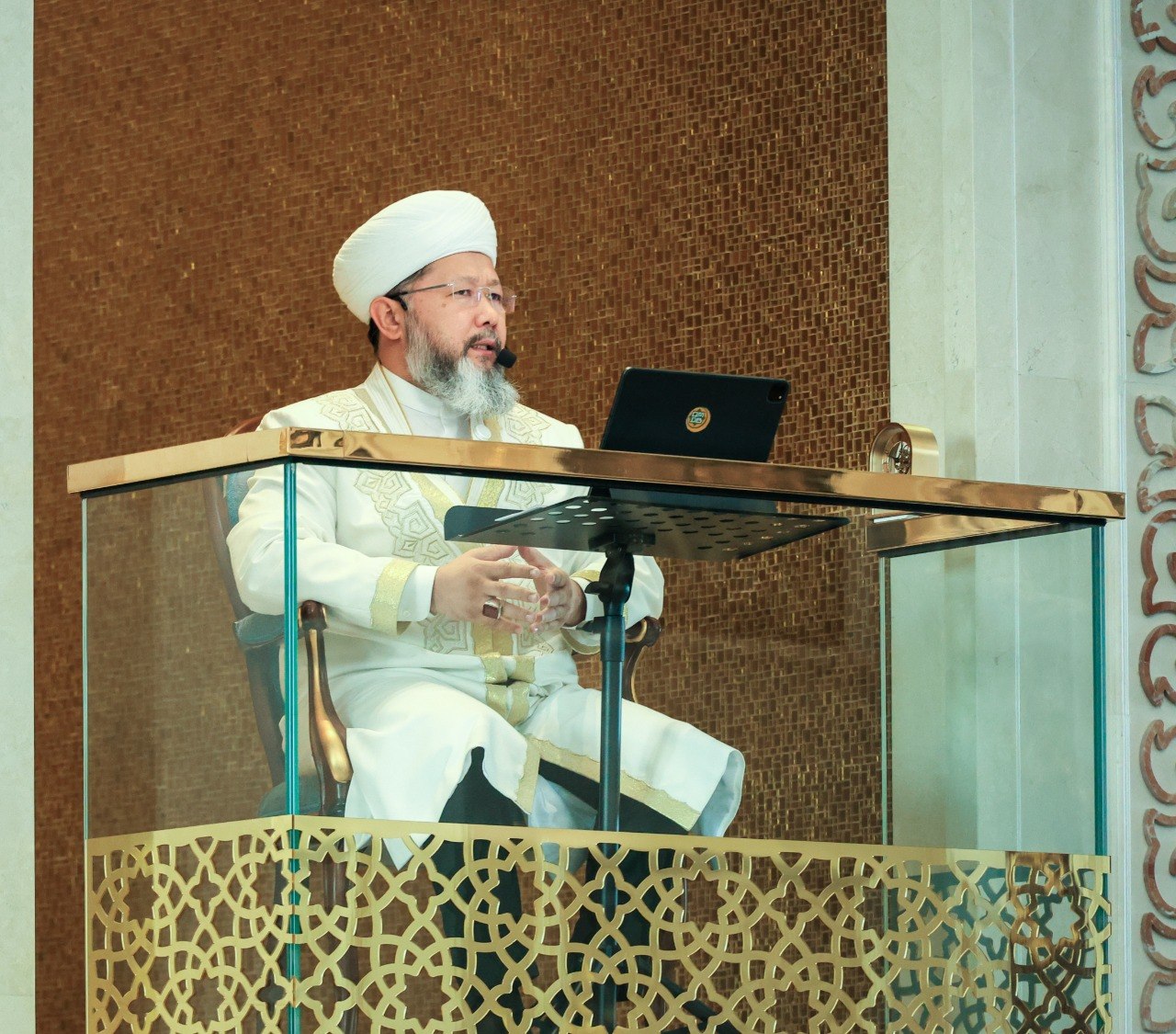 ВЕРХОВНЫЙ МУФТИЙ ПРОВЕЛ ПЯТНИЧНУЮ МОЛИТВУ В РЕСПУБЛИКАНСКОЙ ГЛАВНОЙ МЕЧЕТИ