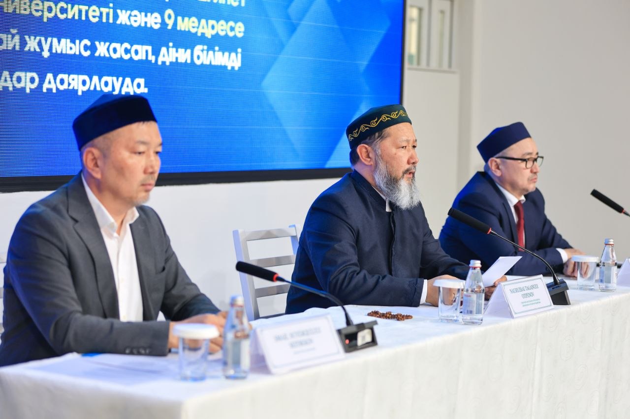 ПРЕДСЕДАТЕЛЬ ДУМК ВСТРЕТИЛСЯ С ПРОФЕССОРСКО-ПРЕПОДАВАТЕЛЬСКИМ СОСТАВОМ УНИВЕРСИТЕТА