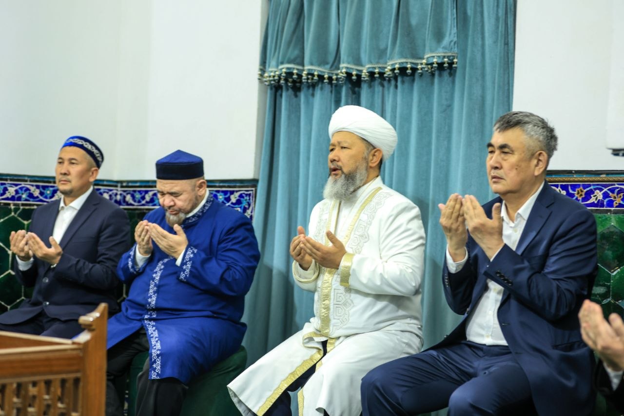 ВЕРХОВНЫЙ МУФТИЙ ПОСЕТИЛ МАВЗОЛЕЙ ХОДЖА АХМЕДА ЯСАВИ