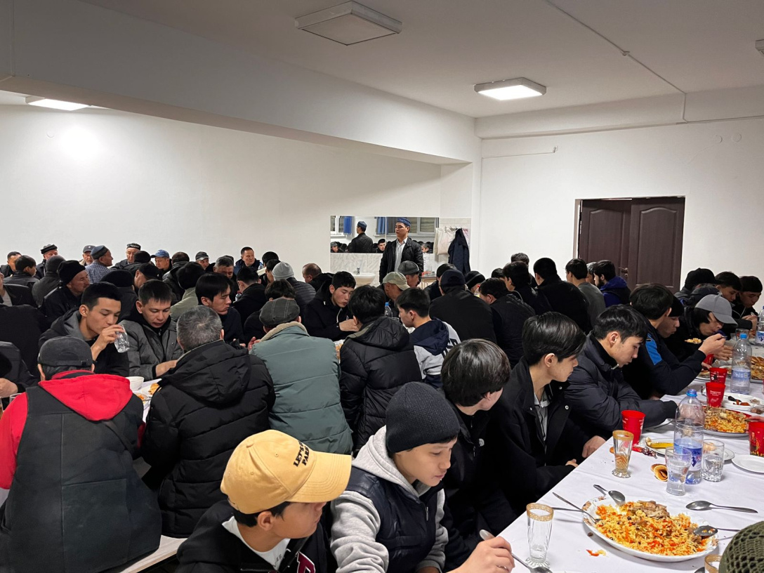 Жамбыл: «Һибатулла Тарази» мешітінде жастарға ауызашар ұйымдастырылды