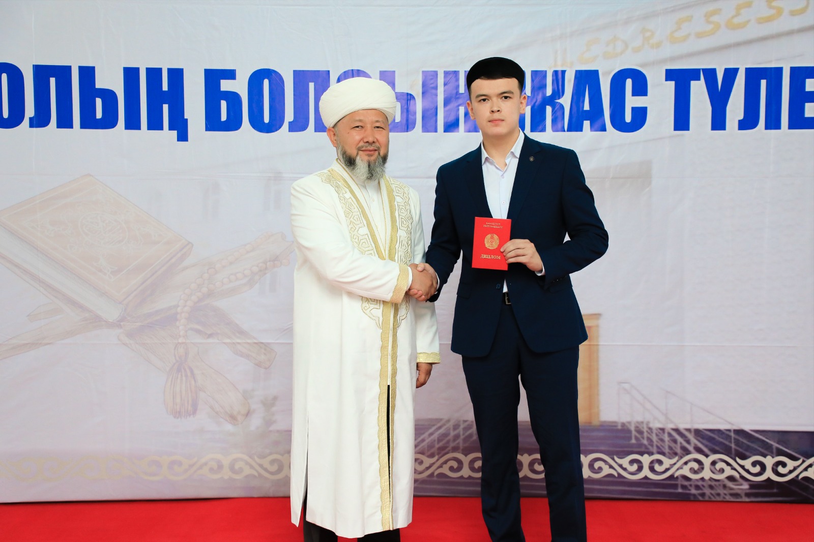 ВЕРХОВНЫЙ МУФТИЙ ВРУЧИЛ ДИПЛОМЫ ВЫПУСКНИКАМ МЕДРЕСЕ