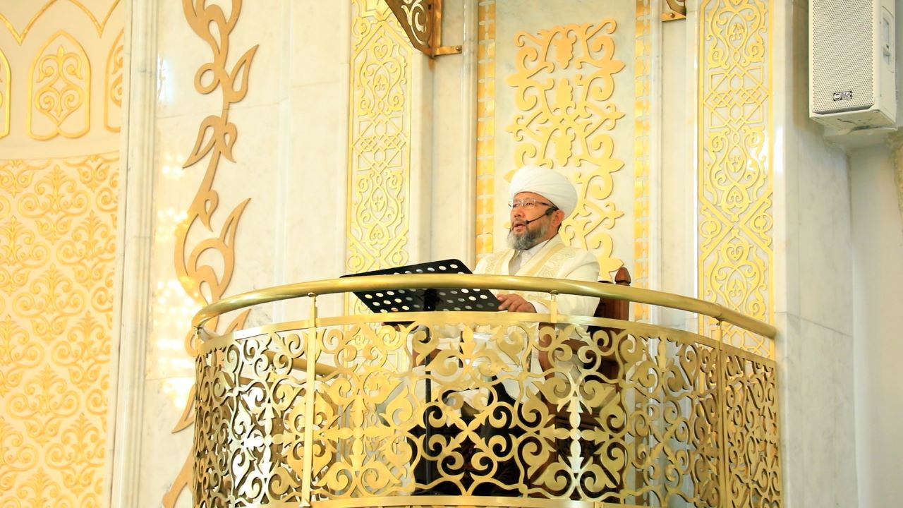 ВЕРХОВНЫЙ МУФТИЙ ПРОВЕЛ ПЯТНИЧНУЮ ПРОПОВЕДЬ В МЕЧЕТИ «ХАЗРЕТ СУЛТАН» (ФОТО)