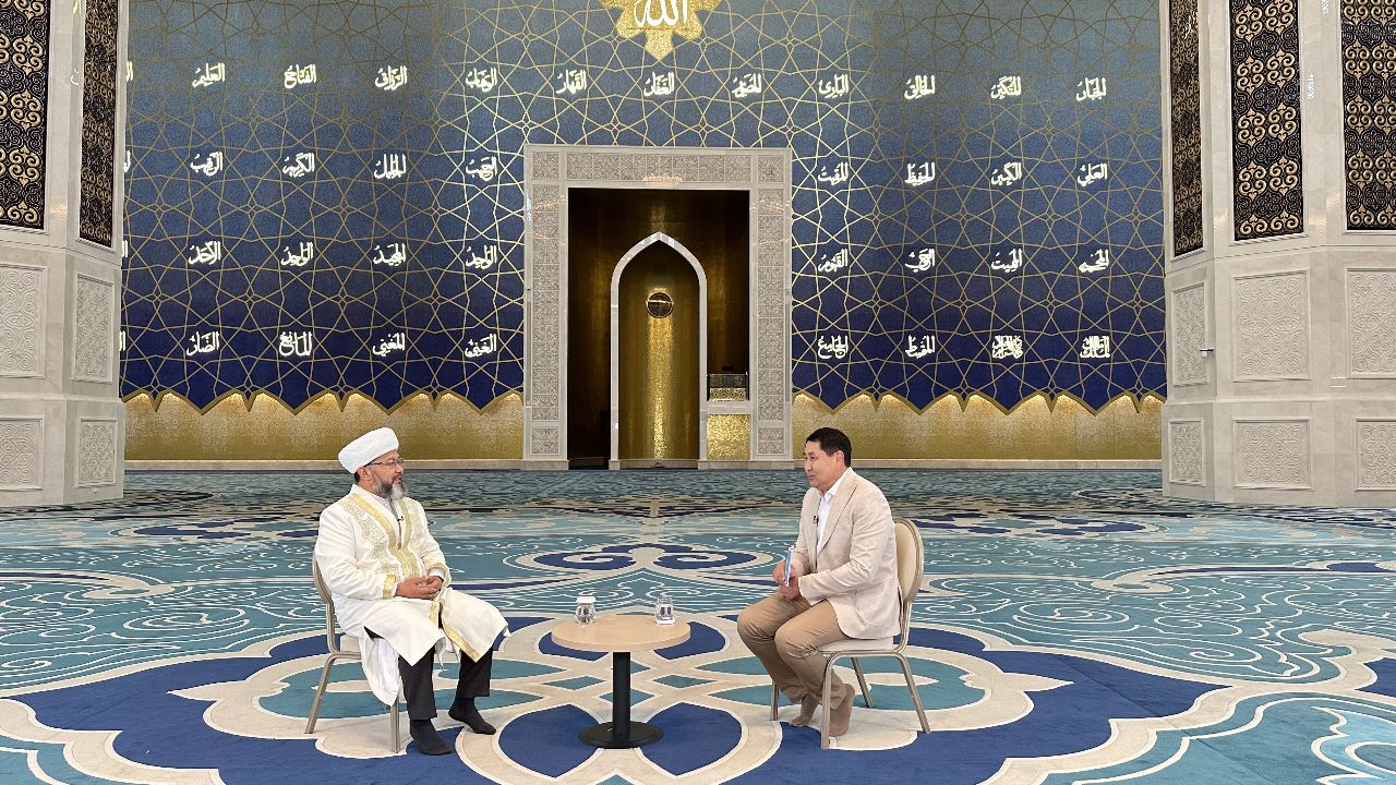 ВЕРХОВНЫЙ МУФТИЙ ДАЛ ИНТЕРВЬЮ «JIBEK JOLY» (ФОТО)