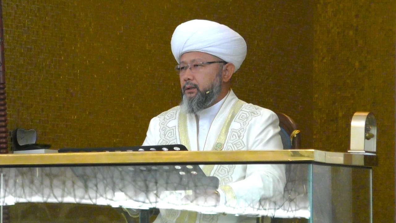 ПРЕДСЕДАТЕЛЬ ДУМК ПРОВЕЛ ПЯТНИЧНУЮ ПРОПОВЕДЬ В ГЛАВНОЙ МЕЧЕТИ (ФОТО)