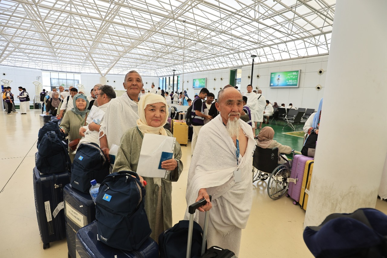 КАЗАХСТАНСКИЕ ПАЛОМНИКИ ПОЛНОСТЬЮ ПРИБЫЛИ В СВЯЩЕННУЮ МЕККУ (ФОТО)
