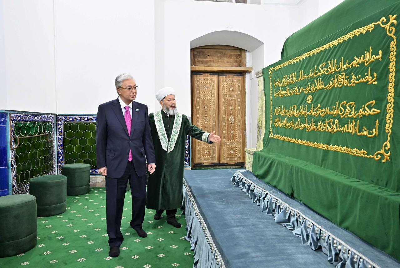 ГЛАВА ГОСУДАРСТВА СОВЕРШИЛ ЗИЯРАТ В МАВЗОЛЕЙ ХОДЖИ АХМЕДА ЯССАУИ