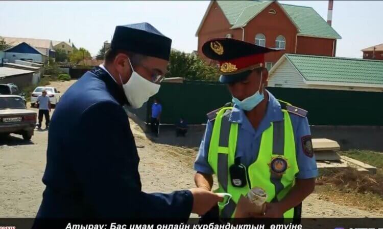 Атырау: Бас имам әртүрлі сала мамандарына айттық үлестірді (Видео)