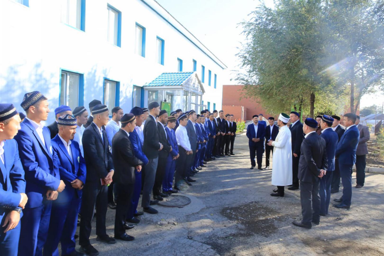 Медресе бестамак. Медресе уруссу татарстан. Медресе колледж. Мусульмане в колледже. Медресе колледж.