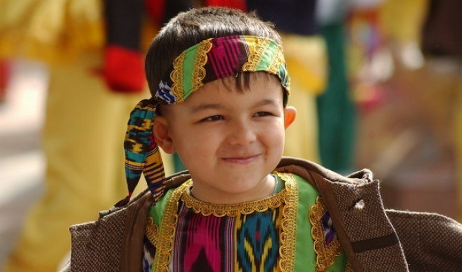 узбекские дети. маленькие таджички. маленькая узбекская девочка. таджикский мальчик. маленький таджик.