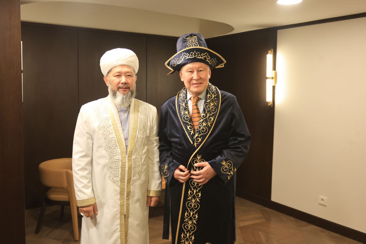 БАС МҮФТИ АКАДЕМИК АСҚАР ЖҰМАДІЛДАЕВТЫ 70 ЖАС МЕРЕЙТОЙЫМЕН ҚҰТТЫҚТАДЫ