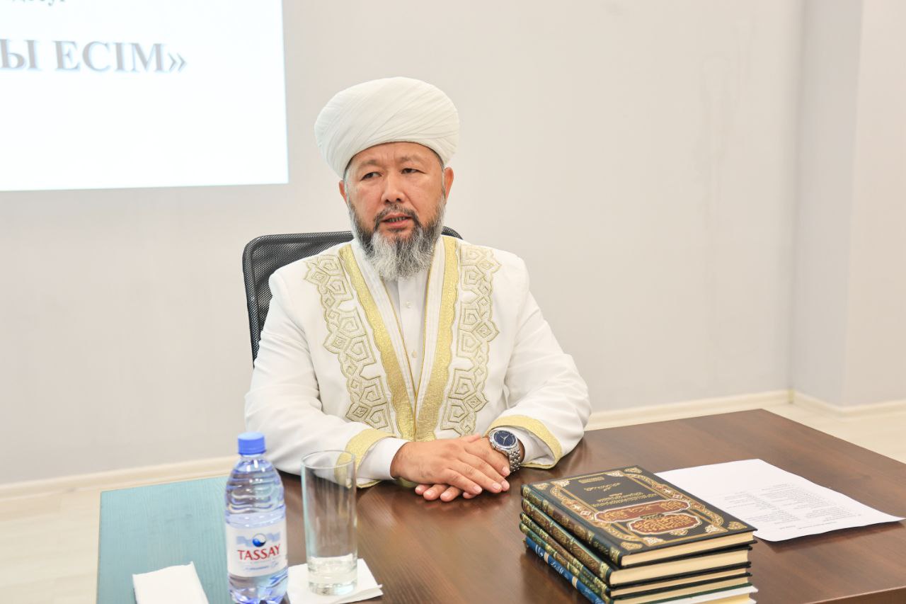 ПРЕДСЕДАТЕЛЬ ДУМК ПОБЕСЕДОВАЛ С ПРЕПОДАВАТЕЛЯМИ МЕДРЕСЕ